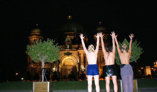 英国3名女子旅行中拍坦胸露背照掀起热潮