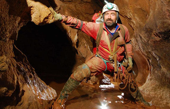德国探险者被困最险洞穴 地下千米等待救援