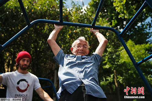 英国60岁以上老人练习特殊跑酷 运动无极限