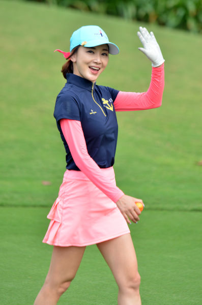 韩国女演员,歌手向观众热情招手