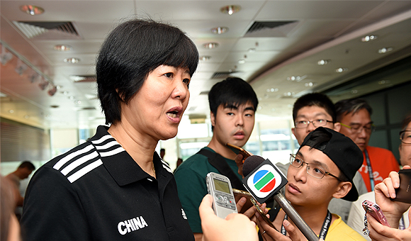 郎平携沈静思出席香港站发布会