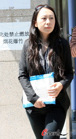 新浪体育讯 4月27日,央视体育频道女记者陆幽状告黄健翔"以泄露原告