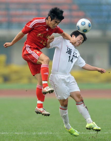 国足热身赛 全运会男子足球甲… 正文  5月29日,浙江队球员欧阳雪(右)