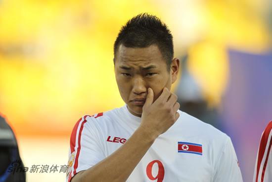 图文亚洲杯朝鲜00阿联酋郑大世表情坚毅