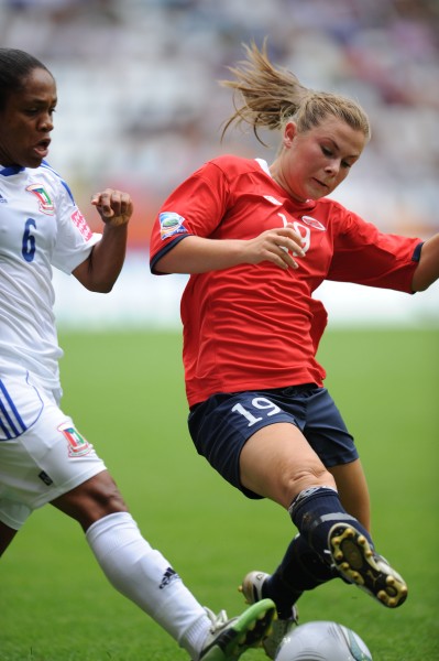 图文女足世界杯挪威vs赤道几内亚哈维赛中拼抢