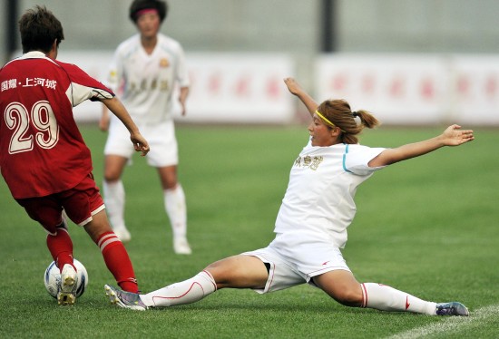 图文-[女足]长春1-0天津 长春球员梅雪铲断对手