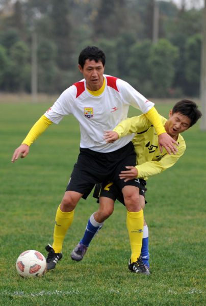 新浪体育讯 即将出战首届老甲a明星邀请赛的老四川全兴队拍摄了全家福