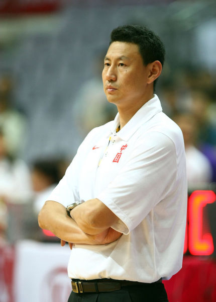 李楠首次执教大胜当礼物 小动作告诉你他有多紧张_篮球-cba_新浪竞技