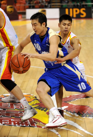 图文cba第30轮青岛vs东莞张喆夹逼中上篮突破