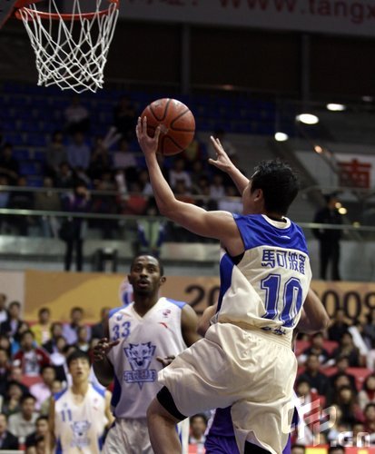 图文cba第38轮东莞vs上海张喆轻松上篮