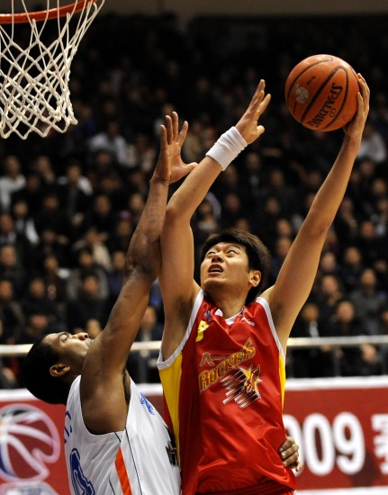图文cba第49轮八一10493辽宁莫科勾手投篮