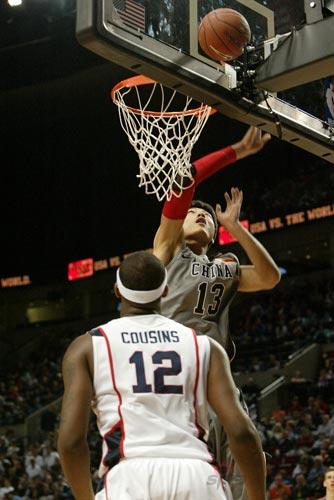 图文-张大宇美国比赛精彩瞬间 篮下轻松打板得分_篮球-cba_nike新浪