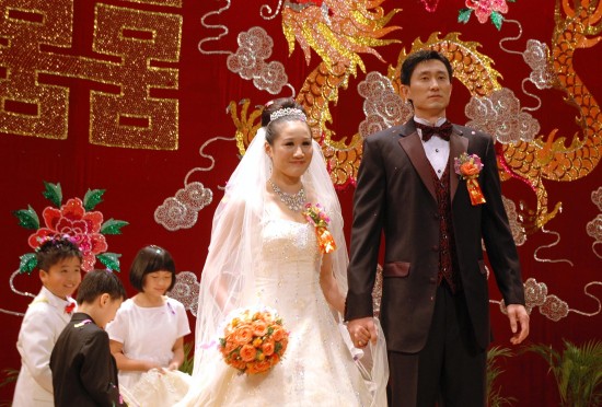 当日,国家男篮队员杜锋和前游泳国手马晨菲的婚礼在东莞举行