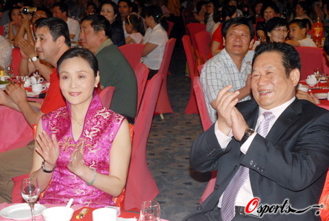 图文-杜锋与爱妻答谢双方亲友 马文广夫妇幸福满面