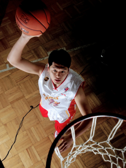 图文八一男篮新赛季宣传照莫科帅气单手扣篮