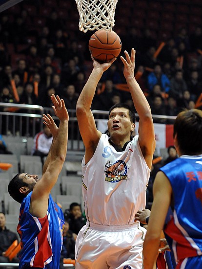 图文巴特尔当选cba常规赛mvp巴特尔在比赛中投篮