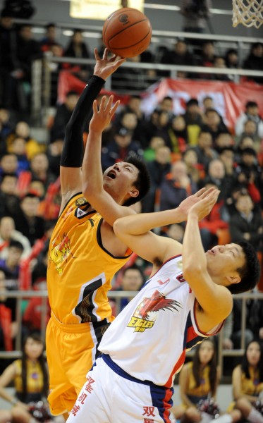 图文-[cba]青岛106-110山西 张学文在比赛中突破上篮_篮球-cba_新浪