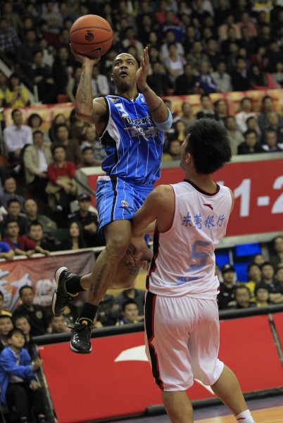 图文-[总决赛]广东111-93北京 马布里比赛中上篮