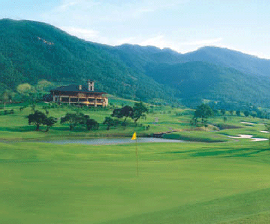 广州九龙湖高尔夫球会位于广州市花都区花东镇九龙湖社区,社区背倚