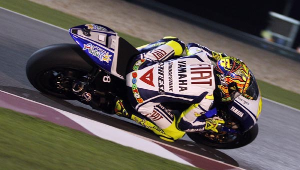 图文-motogp卡塔尔揭幕战 雅马哈车队罗西场上做赛_赛车-motogp_nike