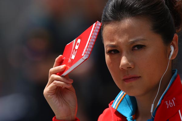 图文f1中国站正赛一触即发中央台女主持人朱环