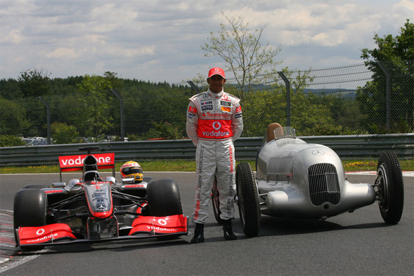 图文f1车队备战德国站汉密尔顿与新老银箭合影