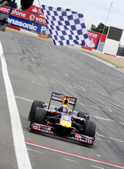 图文-f1德国站正式比赛 韦伯率先冲过终点瞬间