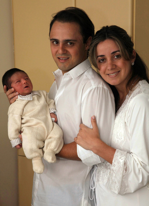 图文马萨宝贝儿子照片曝光首张全家福亮相其乐融融