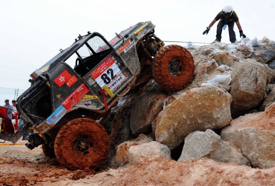 图文全国汽车场地越野赛无限改装组申卫国爬坡