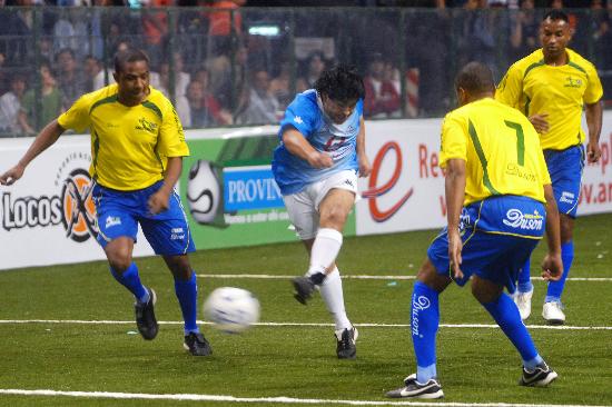 正文  12月22日,马拉多纳(左二)在比赛中起脚射门