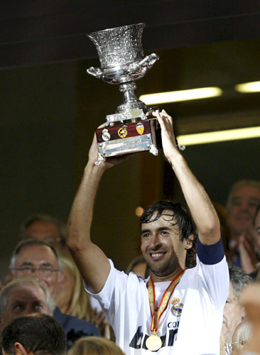图文西超级杯皇马42瓦伦西亚劳尔高举奖杯