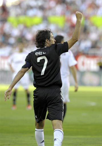 图文西甲塞维利亚vs皇家马德里劳尔握拳庆祝