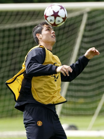 图文曼联备战欧冠决赛c罗展示头球技巧