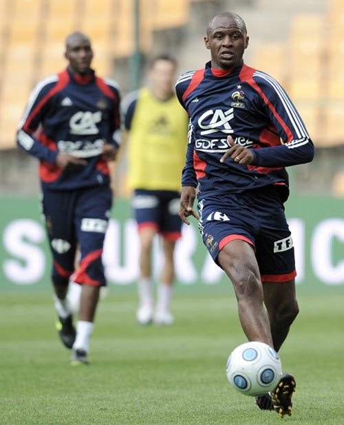 图文法国积极训练备战友谊赛维埃拉带球突破