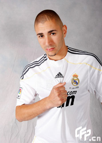 图文本泽马拍摄皇马球衣写真法国小霸王亮相