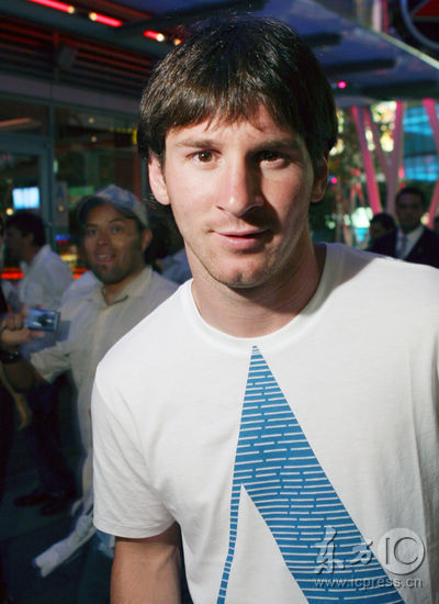 图文梅西一身休闲高调出街态度亲民毫无大牌架子