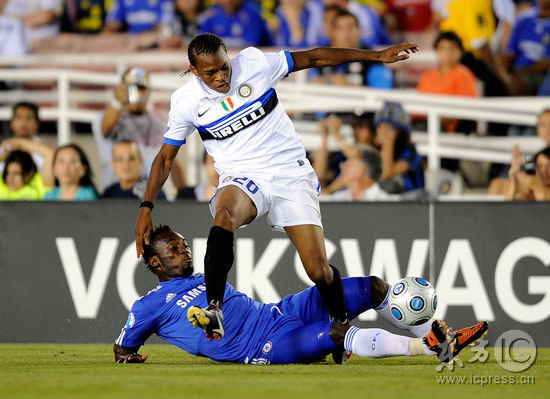 图文季前赛切尔西vs国际米兰埃辛倒地与奥比争抢