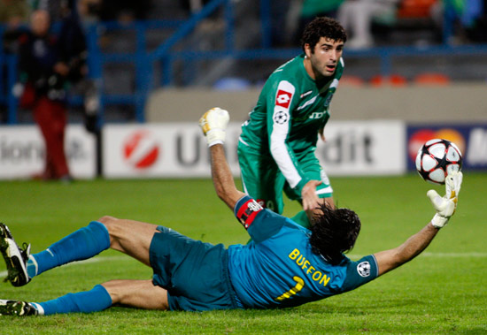 图文-[欧冠]海法比vs尤文图斯 布冯单掌扑救对手射门