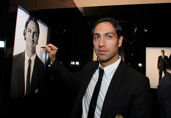 图文ac米兰球星时装秀内斯塔本尊与照片同现身