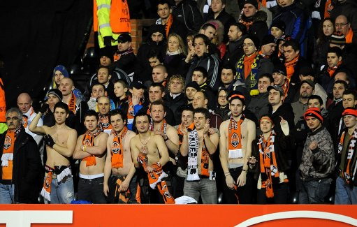 图文欧联杯富勒姆21矿工客队球迷赤膊助阵