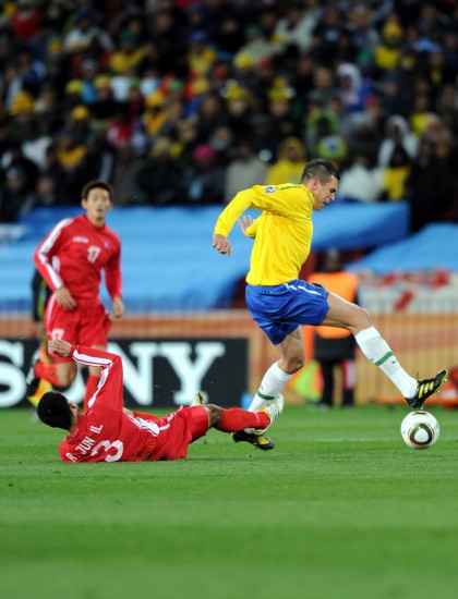 图文-[小组赛]巴西2-1朝鲜 这一脚很危险_国际足球-五洲热报_新浪竞技