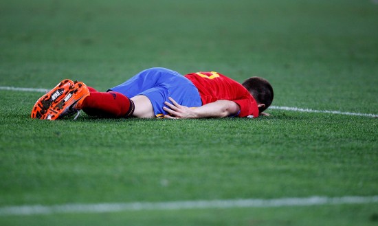 图文-[小组赛]西班牙0-1瑞士 伊涅斯塔倒地