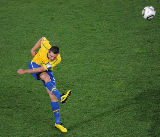 图文-[1/8决赛]巴西3-0智利 卢西奥开大脚_国际足球-五洲热报_新浪