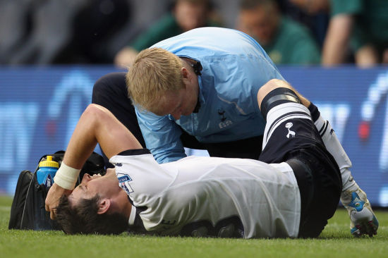 图文英超热刺vs布莱克浦贝尔受伤接受治疗