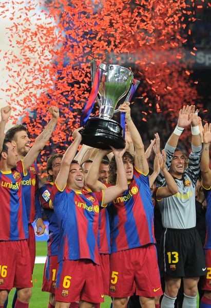 图文西甲巴萨夺冠庆祝万众瞩目之下高举冠军杯