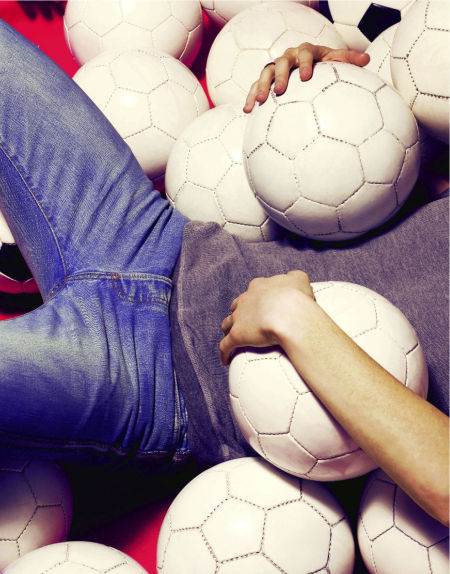 图文伊涅斯塔拍摄炫酷新杂志图小白双手抱着足球