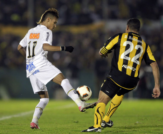 图文-解放者杯佩纳罗尔0-0桑托斯 内马尔带球突破