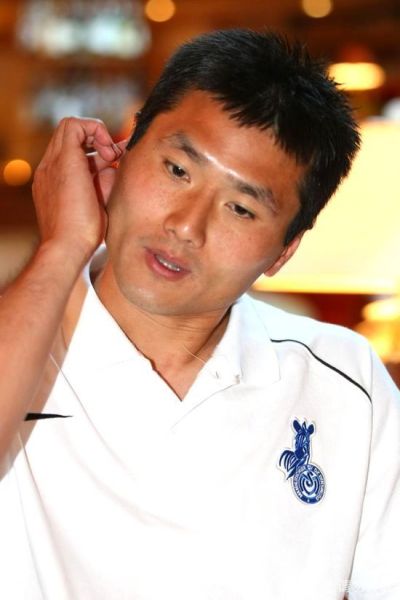 图文邵佳一于杜伊斯堡拍摄写真邵佳一在思考什么