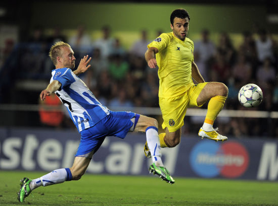 图文-欧冠资格赛第2回合精彩瞬间 罗西飞身突破对手_国际足球-欧陆