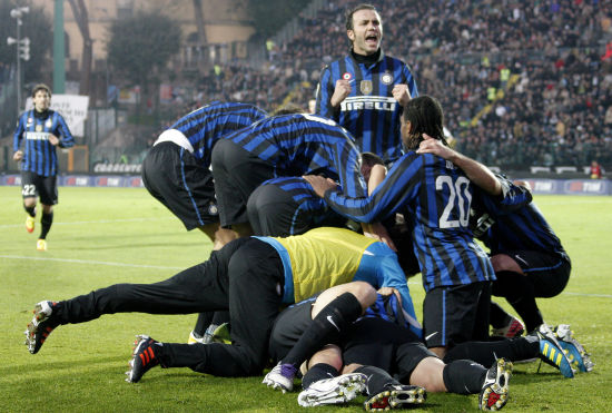 图文-[意甲]锡耶纳0-1国际米兰 兴奋叠罗汉